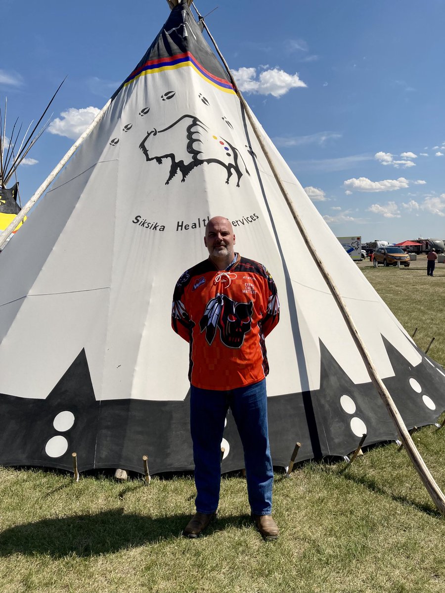 Was an honor to host our friend Collin May - Chief Human Rights Commission of Alberta today at the Siksika Nation Fair at our teepee. Gifted him our “Every Child Matters” Jersey in partnership with ⁦@WHLHitmen⁩. #SiksikaStrong #SN7 ⁦@CSECRKerr⁩ ⁦@TheWHL⁩