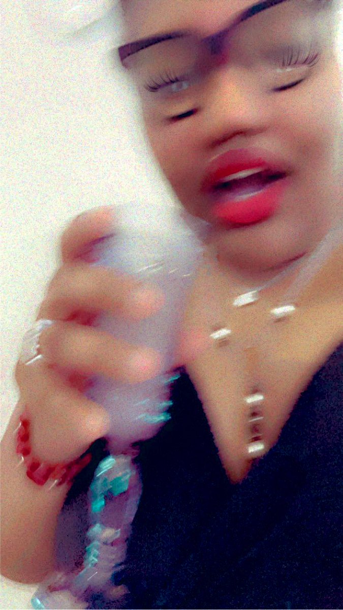 FountainTrevi's tweet photo. maybe it’s blurry, maybe it’s maybelline 💅💄💋                                                   #neektwt https://t.co/jLW1nmdDmj
