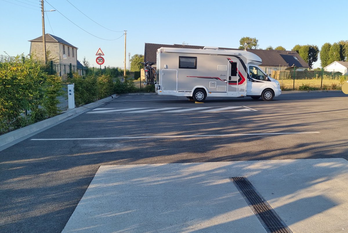 Hurly_Dog's tweet photo. @yplac @parkingknobs @BadlyParked Inconsiderate 🛎🔚 abandonment at an aire in France. https://t.co/acFcZAFNhL