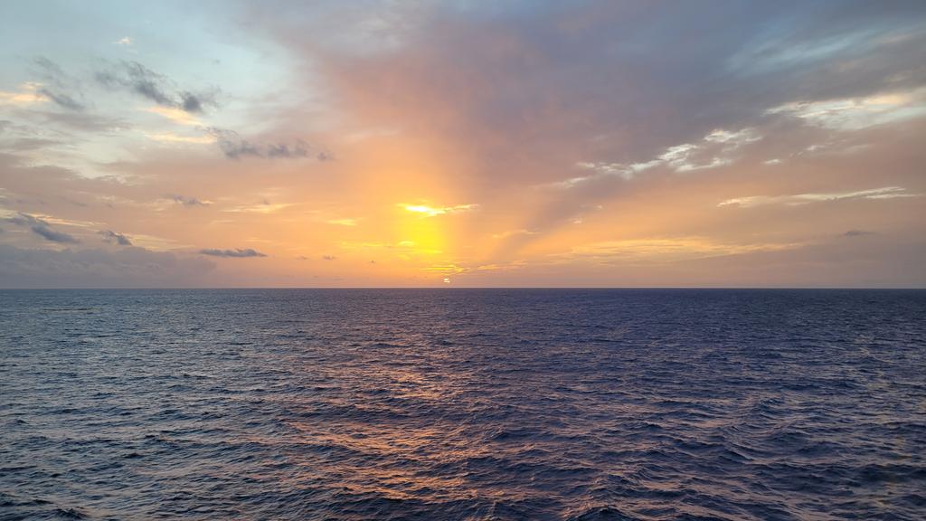 JVPhysics's tweet photo. Sunrise somewhere in the Atlantic Ocean.. https://t.co/182Zv7NwY1