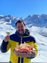 ba_kong's tweet photo. In realtà era Crudo...

#salvini
#credo https://t.co/xqmow8ZSsJ