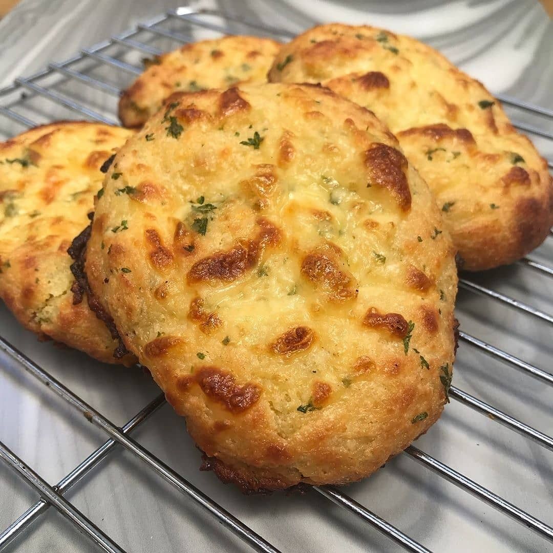 Cheesy Garlic Bread Idea 🥖

Think dinner, side dish or anything that goes with cheesy bread 🤤🤤🤤

🙋Don’t forget to Get FREE eBook 🎁📩 '365 Days of keto recipes' are available in the link in my bio 👆👆 !! 
By ditchthecarbs

#keto #lowcarb #ketodiet #ketosis #ketoweightloss