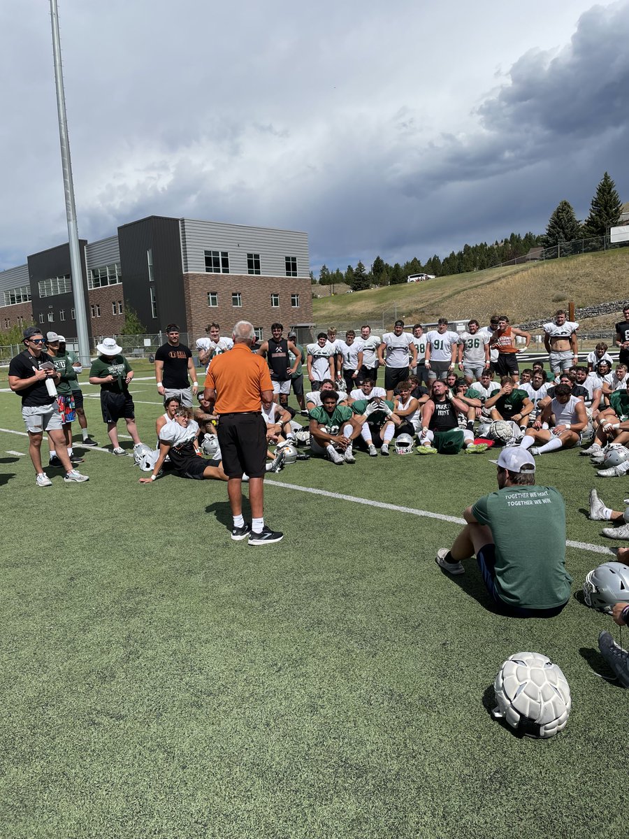 CoachKyleSamson's tweet photo. Great to have DIGGER LEGEND Coach Bob Green speak to our team yesterday! Great message to our guys and we were very excited to celebrate him for beating Cancer! Love and appreciate you coach! @coachbobgreen 
#Family
#DiggerPride https://t.co/ILxy4Pbo13