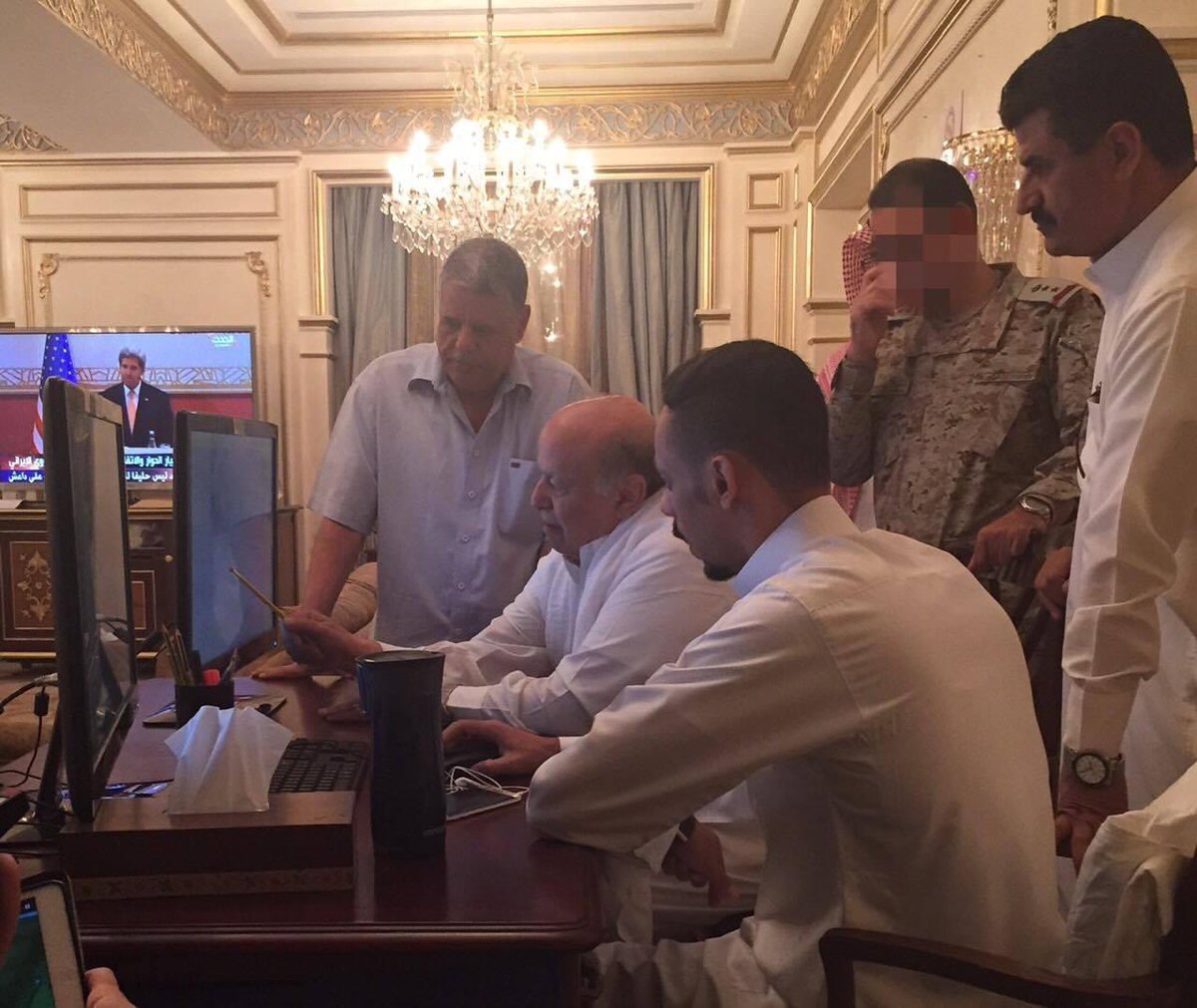 الصورة بعدستي التقطت في قصر الناصرية الرياض والرئيس هادي يعرض احداثيات رفعها رشاد العليمي وكانت كلها بيوت ال عفاش فقط عام 2016 #الامارات_العدو_الاول_لليمنيين  
#بن_زايد_مجرم_حرب_اليمن