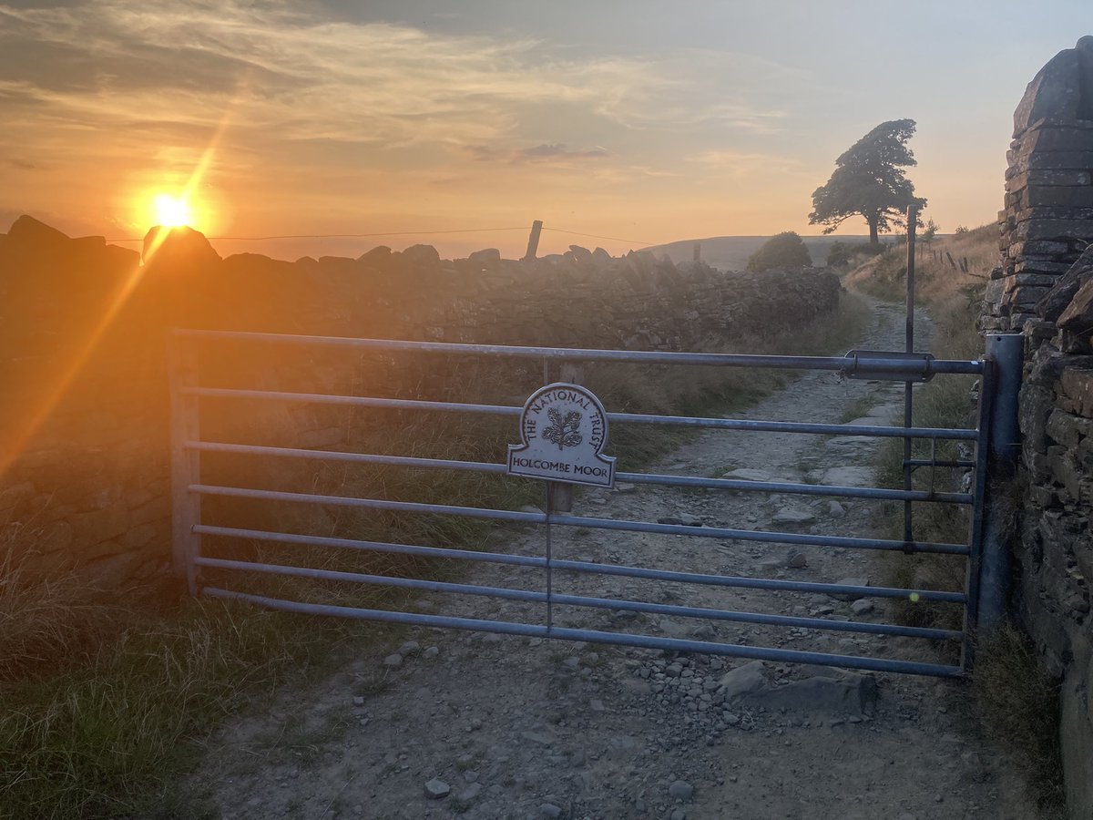 funnypenny's tweet photo. Chasing the sunset and escaping the heat (but not the wee bastards ๐ฆ!) on the moors earlier. #holcombemoor #sortinghattree #westpenninemoors #sunsethikes https://t.co/dDBGDZb69G