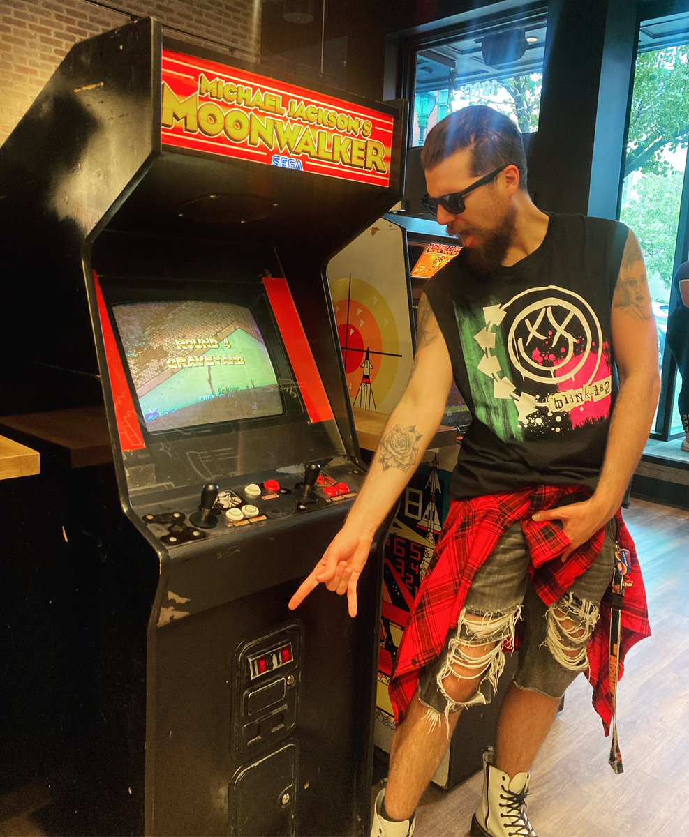 nathanbohatch's tweet photo. We happened to walk past a bar-cade in Cleveland and of course we stopped in. Obviously the Michael Jackson Moonwalker game was my favorite. #heehee #ow #michaeljackson #moonwaker #mj #cleveland #16bitbarandarcade https://t.co/GbNvFZL2be