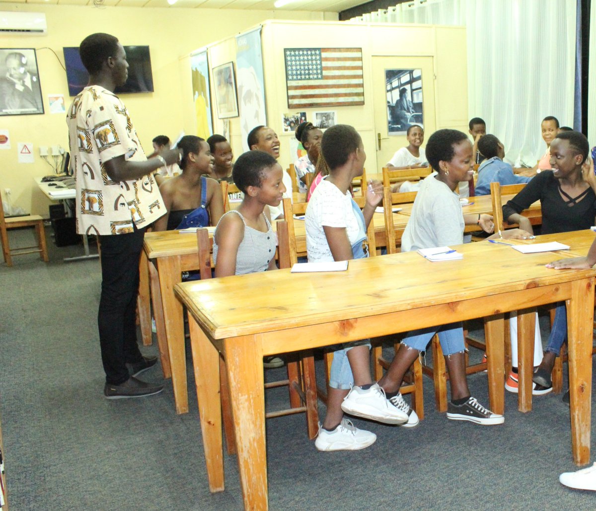 BorisKayibigi's tweet photo. Ce vendredi 12/08 à American corner, J'ai été honoré d'être parmi les facilitateurs d'une session de formation sur la Santé Sexuelle et Reproductive chez les Adolescents et Jeunes (SSRAJ) dans le cadre du programme de #SistersinSuccess en collaboration avec @Abarundikaz (APM). https://t.co/Z56KcoBDcm