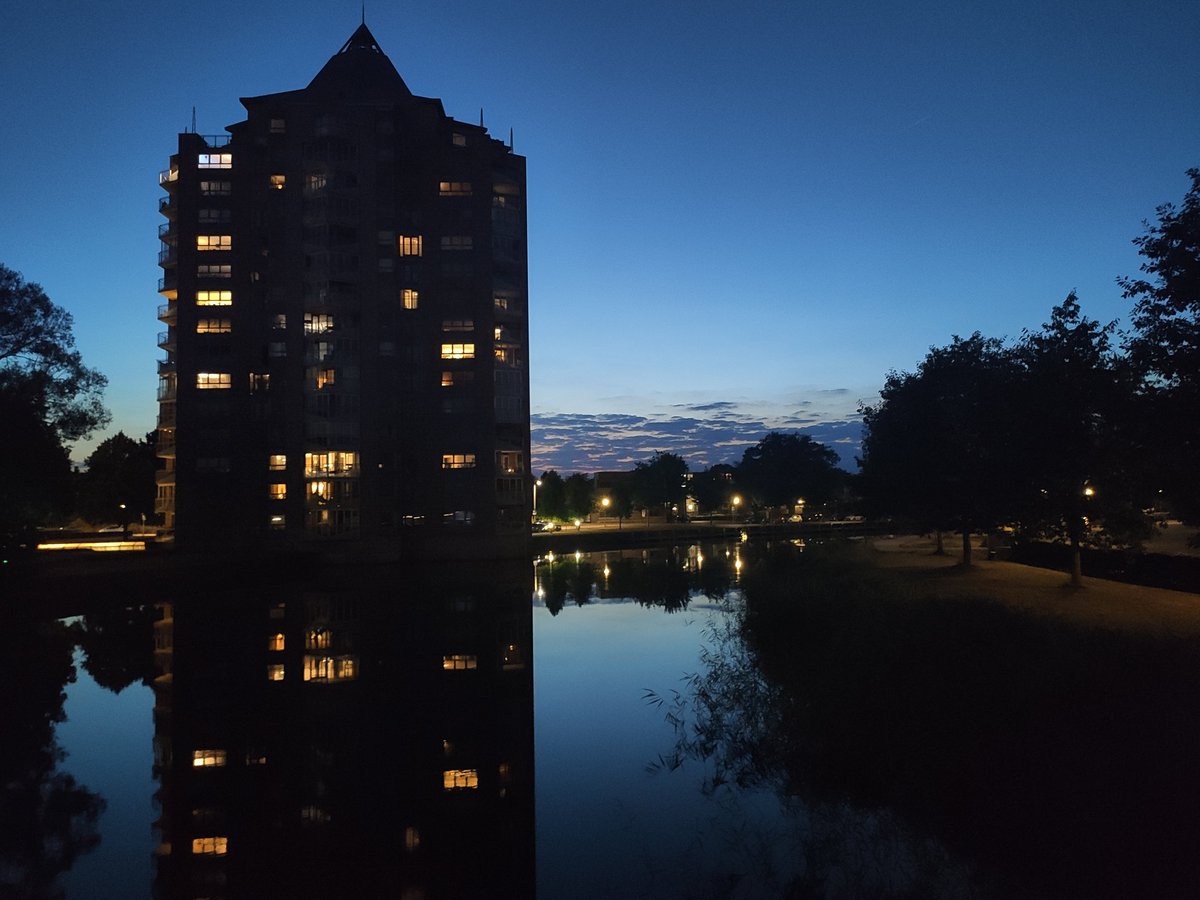 skaschep's tweet photo. Het Apeldoorns kanaal vanavond. #Freule #Apeldoorn #Potlood #Welgelegen @Welgelegen055 https://t.co/rJICs18rLS
