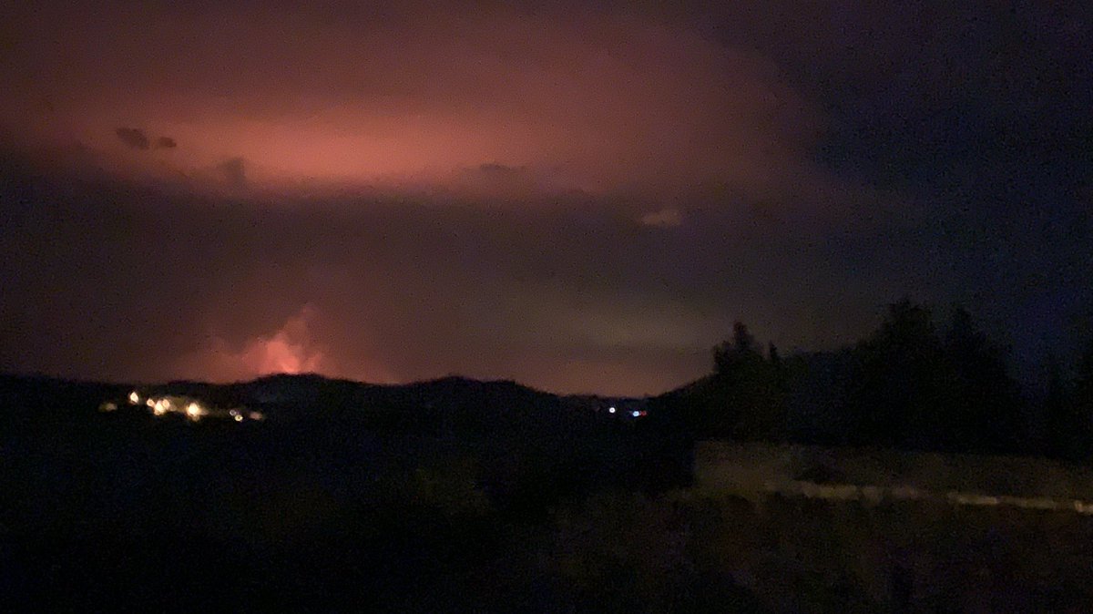 D9Miranda's tweet photo. Así se ve el resplandor del #IFAñónDeMoncayo desde Trévago (Soria). Qué impotencia 💔 https://t.co/WFrlqBgCux