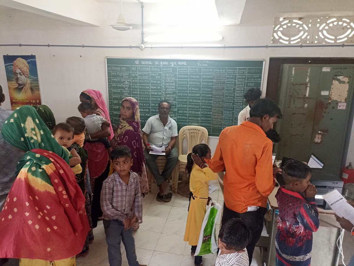 ketanrchaudhary's tweet photo. આજરોજ રાપર તાલુકાના પ્રાગપર ગામ ખાતે રાજા ના દિવસે આધાર માટે સ્પેશિયલ કેમ્પ કરીને મામલતદાર કચેરી દ્વારા વંચિતો ને વિવિધ સેવાઓ પૂરી પાડવામાં આવી. @mamrapar @SvchaudhariGAS @RacKachchh @CollectorKutch @Bhujmahiti https://t.co/v8AkX88h6Q