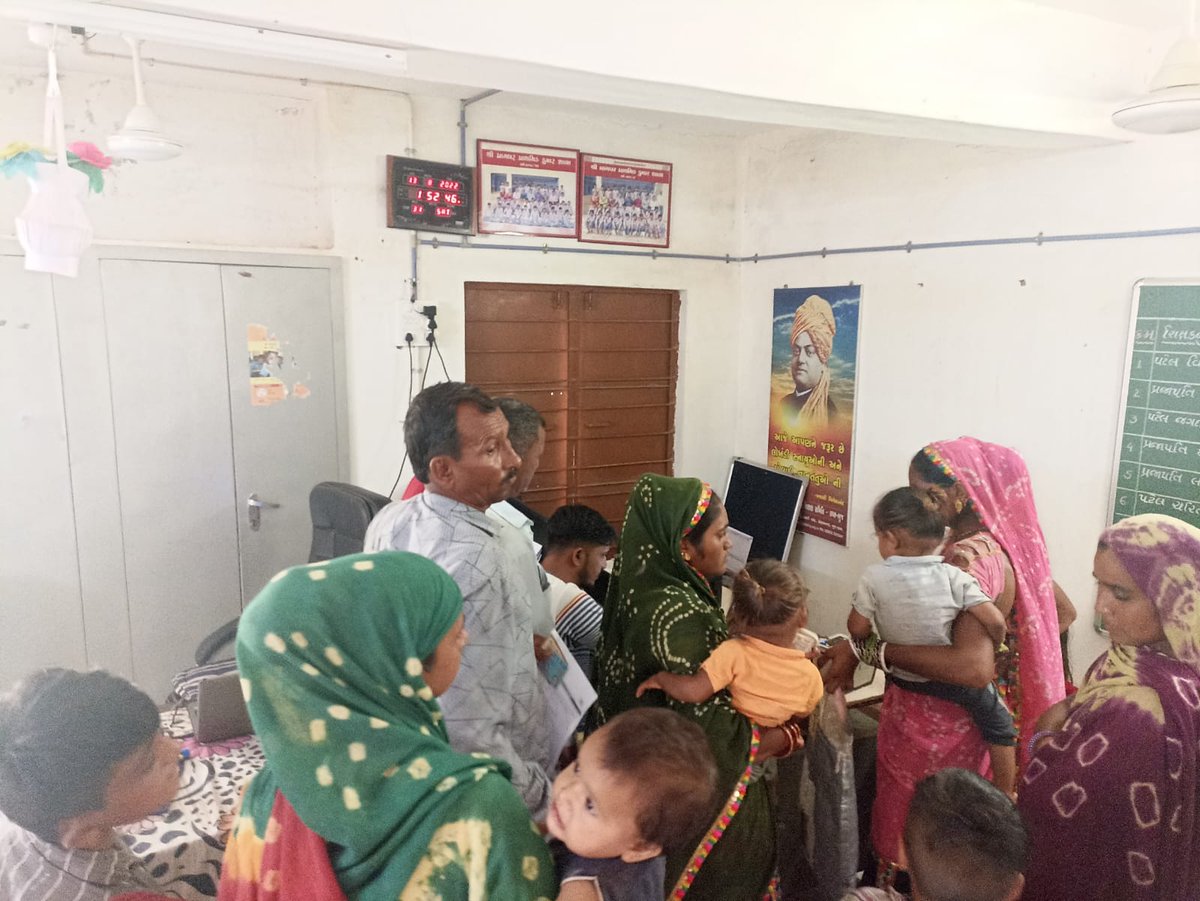 ketanrchaudhary's tweet photo. આજરોજ રાપર તાલુકાના પ્રાગપર ગામ ખાતે રાજા ના દિવસે આધાર માટે સ્પેશિયલ કેમ્પ કરીને મામલતદાર કચેરી દ્વારા વંચિતો ને વિવિધ સેવાઓ પૂરી પાડવામાં આવી. @mamrapar @SvchaudhariGAS @RacKachchh @CollectorKutch @Bhujmahiti https://t.co/v8AkX88h6Q