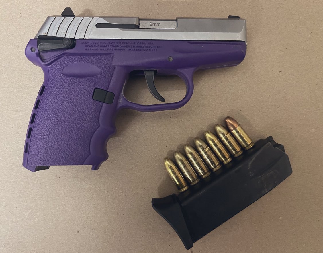 NYPD50Pct's tweet image. NCO Sergeant and Public Safety Sergeant along with our Public Safety Team attempted to conduct a car stop in regards to a forged paper plate. Following a foot pursuit of the male suspect, they recovered a loaded 9mm firearm. The perp was wanted for an attempted murder in the 5-0