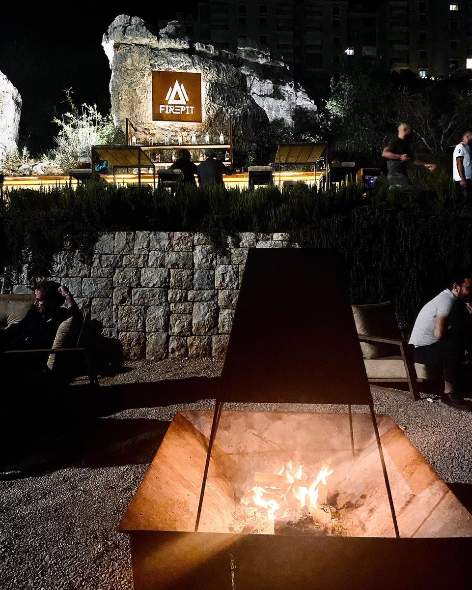 SG46206016's tweet photo. #firepitlb 🇱🇧🤩🤩✨
Super endroit en plein air à #mayrouba avec des tables entourant plusieurs foyers.🔥🔥Le lieu comprend également un espace hamac et une table de babyfoot.. l'ambiance est très bonne et fraîche
L'emplacement est très bon et relaxant.. https://t.co/kw16YhAWEx