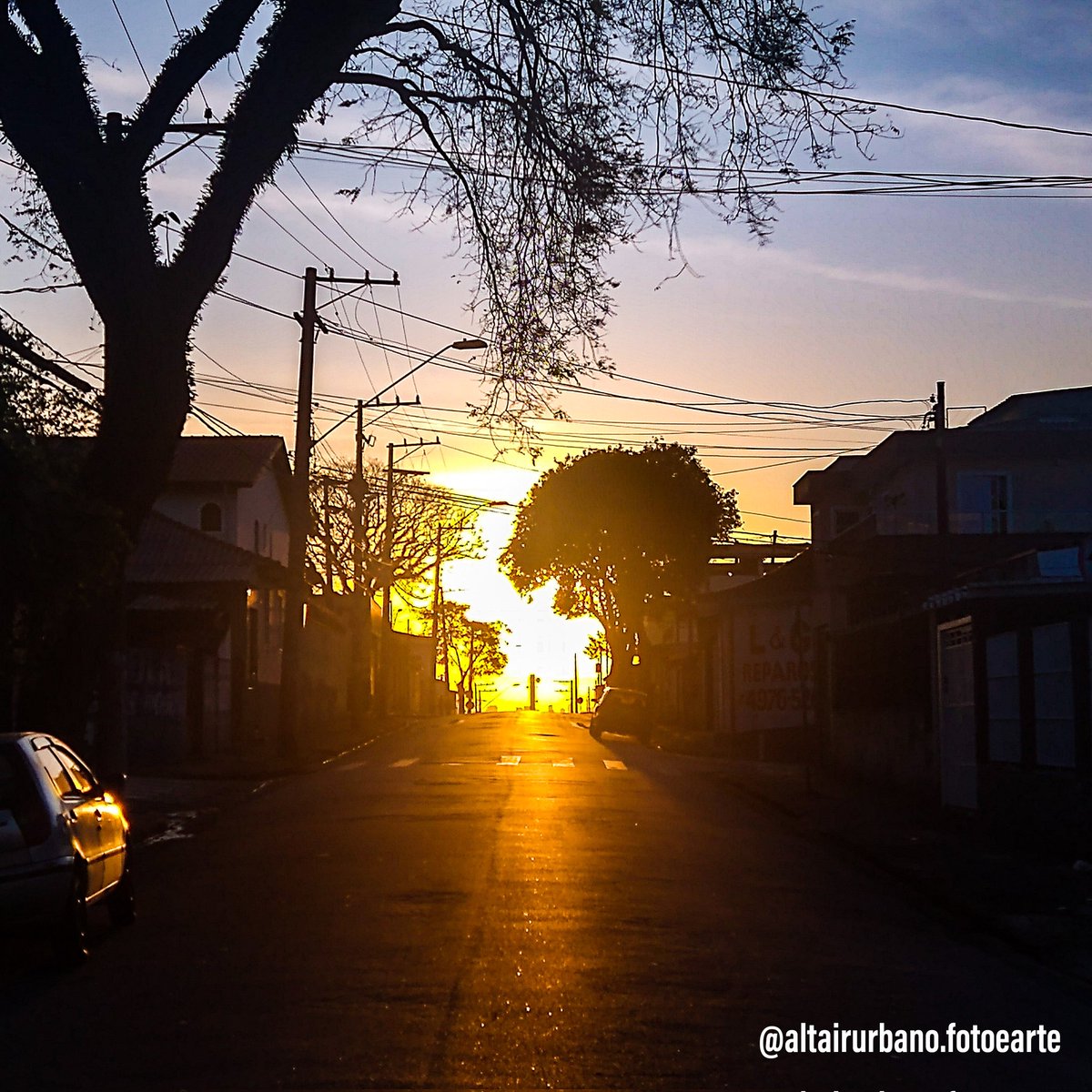 altairurbano's tweet photo. De agora a pouquinho
voltando do mercado com 1 maço de cheiro-verde me deparo com esse pôr do sol e só meu celularzinho pra registrar.
Preciso voltar aos tempos de ter uma câmera a mão ou comprar um celular melhor.
#putafoto #pordosol https://t.co/eWoQeX04B9