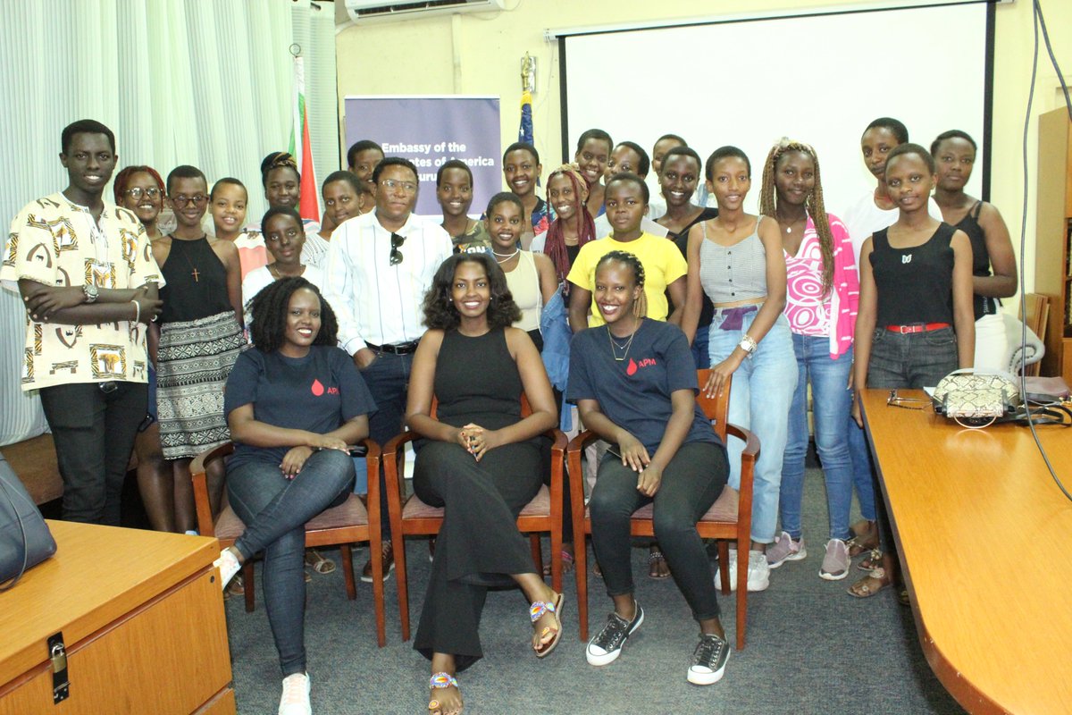 BorisKayibigi's tweet photo. Ce vendredi 12/08 à American corner, J'ai été honoré d'être parmi les facilitateurs d'une session de formation sur la Santé Sexuelle et Reproductive chez les Adolescents et Jeunes (SSRAJ) dans le cadre du programme de #SistersinSuccess en collaboration avec @Abarundikaz (APM). https://t.co/Z56KcoBDcm