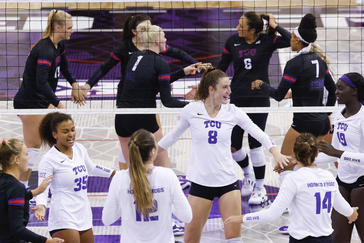 TCUvolleyball's tweet photo. Just having fun with it 🤙

All tied up at 1️⃣ here at the 2022 🟣 and ⚪️ Scrimmage 

#GoFrogs https://t.co/pKWtfLLgHA