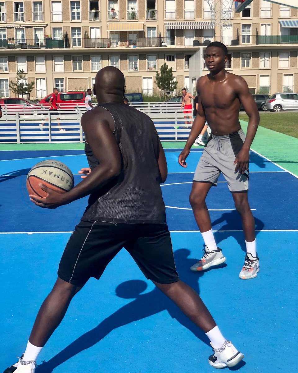 LHsansfiltre's tweet photo. Des basketteurs 🏀 hyper chauds dans la fournaise de l’après-midi 🤣💪👍😍👏 3x3 #canicule
Bravo les gars, j’étais dead rien qu’à prendre des photos 🤣💦#muma #🏀 #basketball #basket #basketteur #basketplayer #outdoor #lehavre #digue #sunnyday🌞@LH_LeHavre https://t.co/FMGjVc21jR