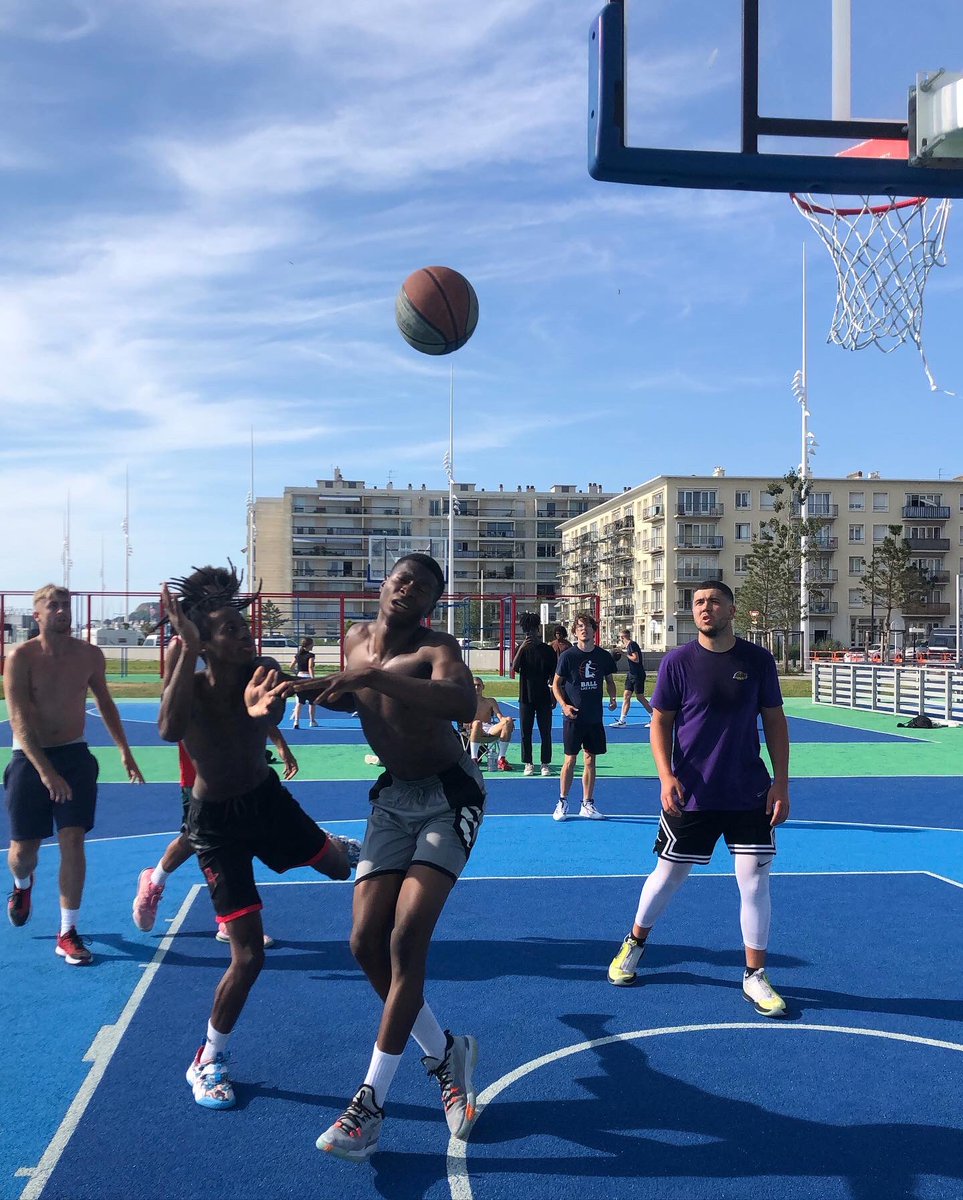 LHsansfiltre's tweet photo. Des basketteurs 🏀 hyper chauds dans la fournaise de l’après-midi 🤣💪👍😍👏 3x3 #canicule
Bravo les gars, j’étais dead rien qu’à prendre des photos 🤣💦#muma #🏀 #basketball #basket #basketteur #basketplayer #outdoor #lehavre #digue #sunnyday🌞@LH_LeHavre https://t.co/UWkdNWPsSS