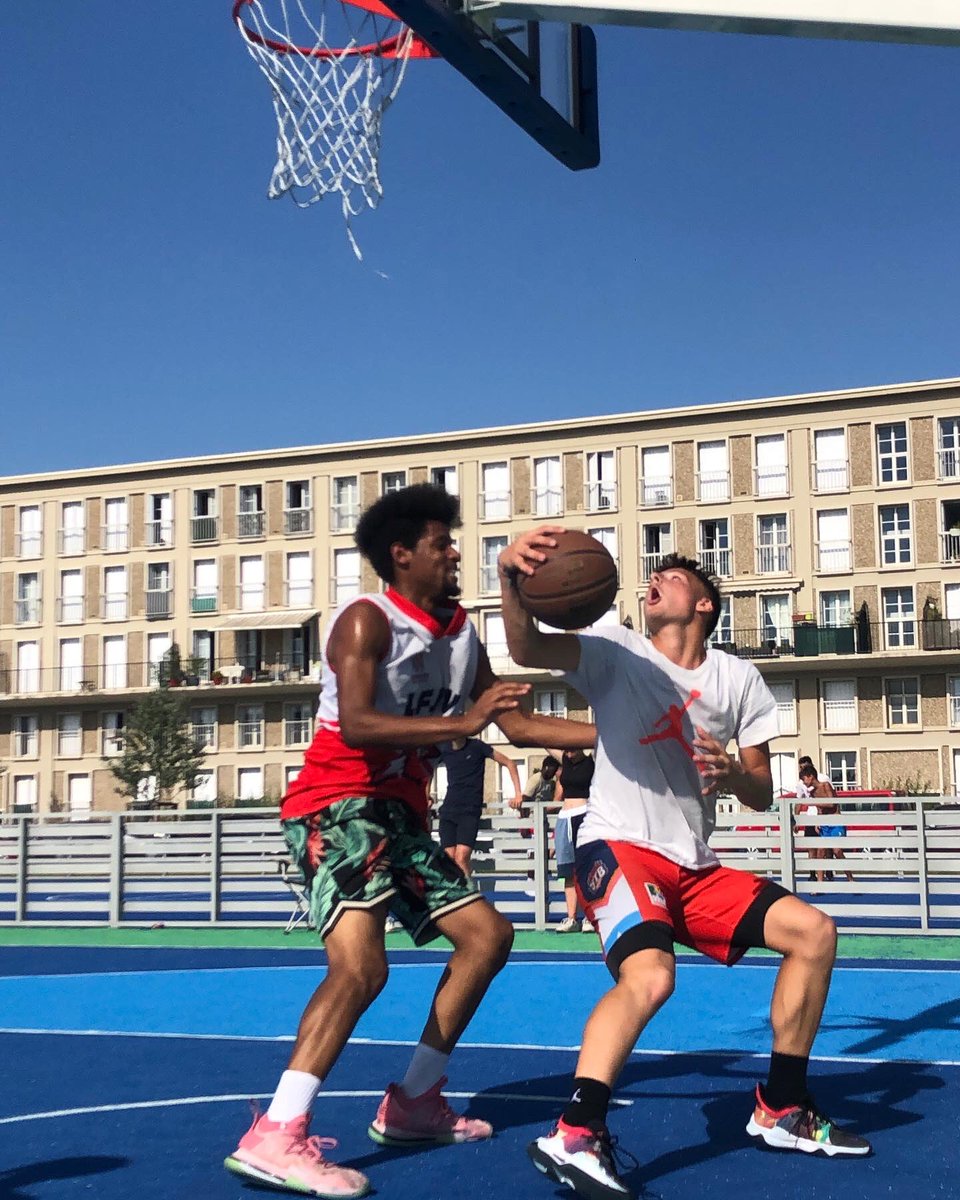 LHsansfiltre's tweet photo. Des basketteurs 🏀 hyper chauds dans la fournaise de l’après-midi 🤣💪👍😍👏 3x3 #canicule
Bravo les gars, j’étais dead rien qu’à prendre des photos 🤣💦#muma #🏀 #basketball #basket #basketteur #basketplayer #outdoor #lehavre #digue #sunnyday🌞@LH_LeHavre https://t.co/UWkdNWPsSS
