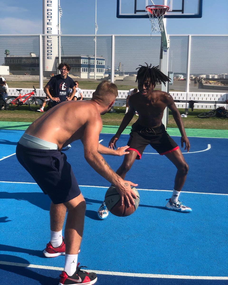 LHsansfiltre's tweet photo. Des basketteurs 🏀 hyper chauds dans la fournaise de l’après-midi 🤣💪👍😍👏 3x3 #canicule
Bravo les gars, j’étais dead rien qu’à prendre des photos 🤣💦#muma #🏀 #basketball #basket #basketteur #basketplayer #outdoor #lehavre #digue #sunnyday🌞@LH_LeHavre https://t.co/UWkdNWPsSS
