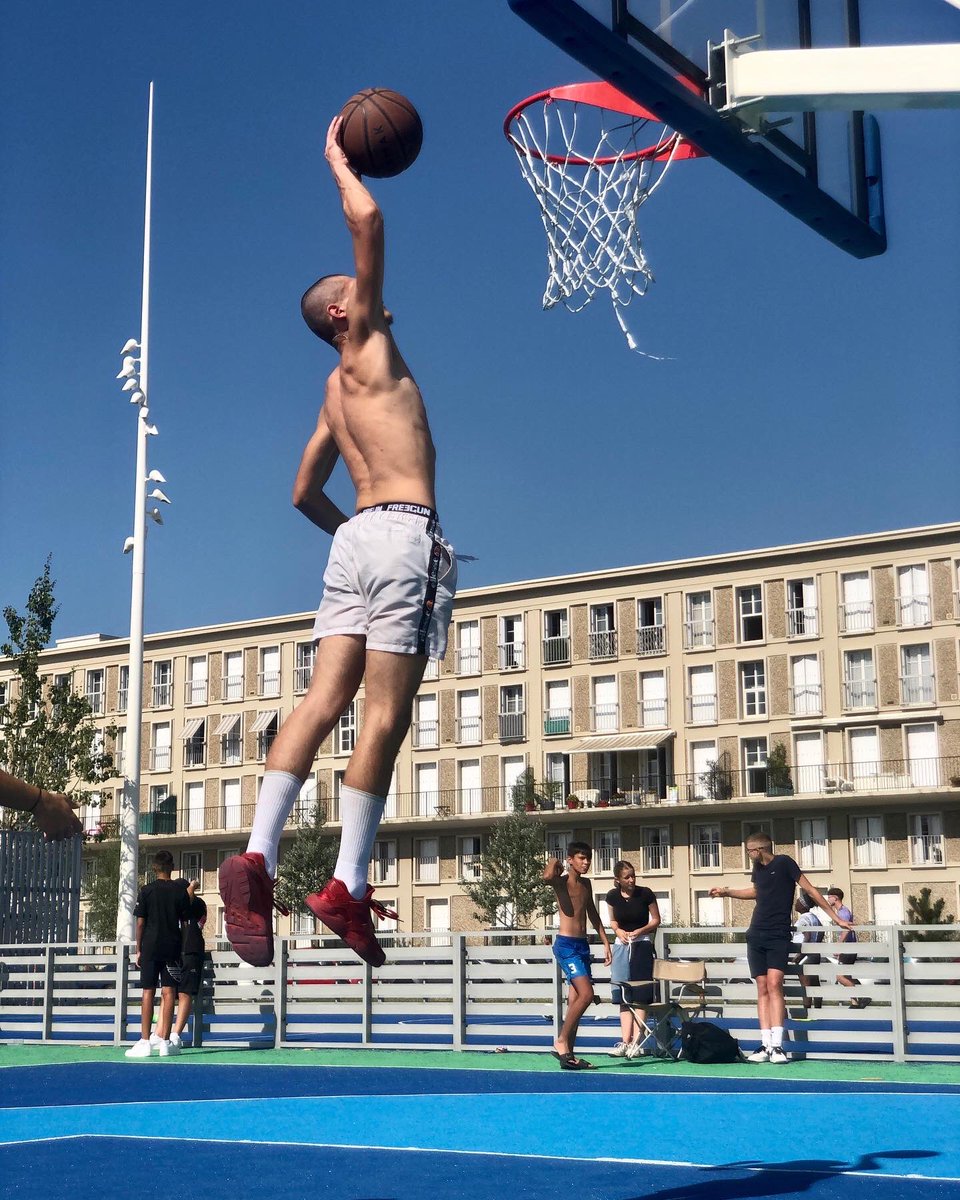 LHsansfiltre's tweet photo. Des basketteurs 🏀 hyper chauds dans la fournaise de l’après-midi 🤣💪👍😍👏 3x3 #canicule
Bravo les gars, j’étais dead rien qu’à prendre des photos 🤣💦#muma #🏀 #basketball #basket #basketteur #basketplayer #outdoor #lehavre #digue #sunnyday🌞@LH_LeHavre https://t.co/UWkdNWPsSS