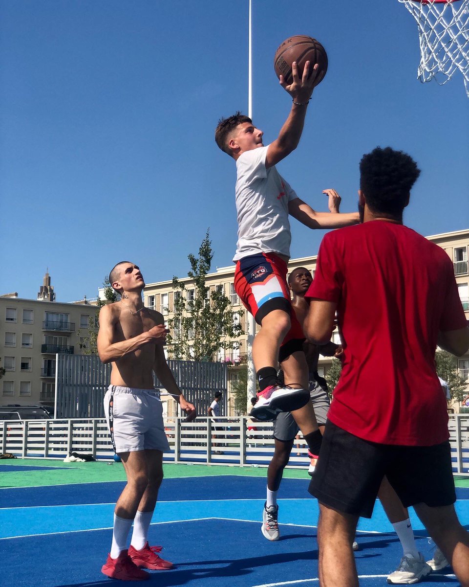 LHsansfiltre's tweet photo. Des basketteurs 🏀 hyper chauds dans la fournaise de l’après-midi 🤣💪👍😍👏 3x3 #canicule
Bravo les gars, j’étais dead rien qu’à prendre des photos 🤣💦#muma #🏀 #basketball #basket #basketteur #basketplayer #outdoor #lehavre #digue #sunnyday🌞@LH_LeHavre https://t.co/SR42jzRFmV