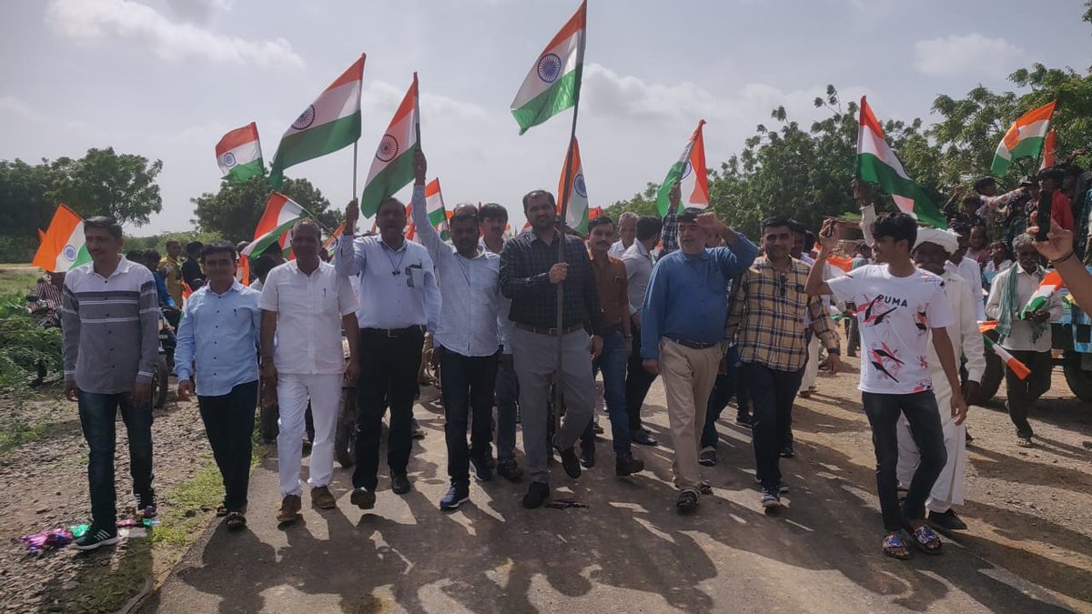 આજરોજ હર ઘર તિરંગા કાર્યક્રમ અંતર્ગત રાપર તાલુકા ના બોર્ડર વિસ્તાર ના મૌવાના થી બેલા સુધી બાઈક રેલી નું આયોજન કરવામાં આવ્યું, જેમાં લોકોએ મોટી સંખ્યા માં ભાગ લીધો. <a href="/mamrapar/">Mamlatdar Rapar</a> <a href="/SvchaudhariGAS/">Sanjay Chaudhari</a> <a href="/RacKachchh/">RAC & ADM Kachchh</a> @CollectorKutch @Bhujmahiti