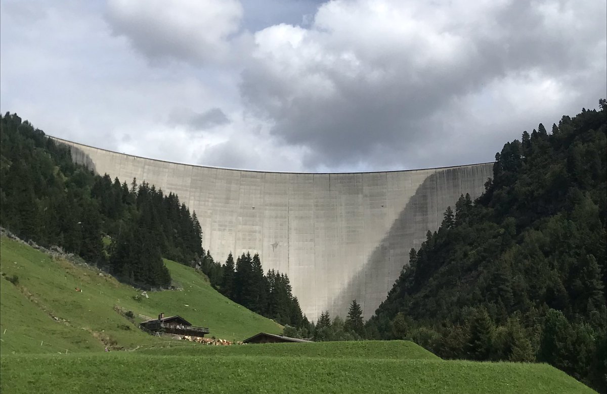 Franz Hörl, Josef Geisler und Co be like: Windräder zerstören unsere Tiroler Landschaft aber diese Mauer, einfach WOW