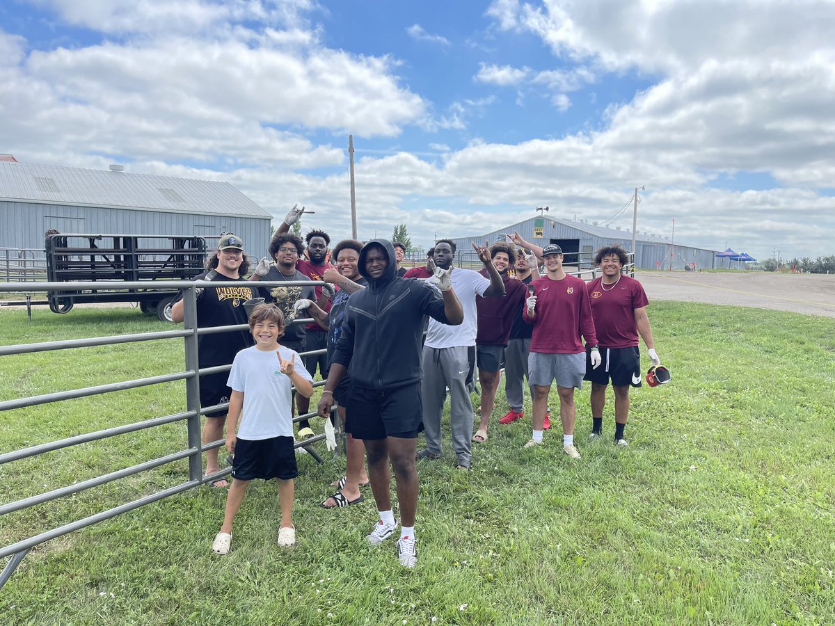 NSUWolves_FB's tweet photo. Wolves In The Community 🐺 We had the opportunity to assist our friends at @TheBCFair in preparation for next week’s festivities at the Brown County Fair. Get your tickets now at https://t.co/BTrc5V7anV ‼️ #GoWolves🐺 https://t.co/nqnARNHy4F