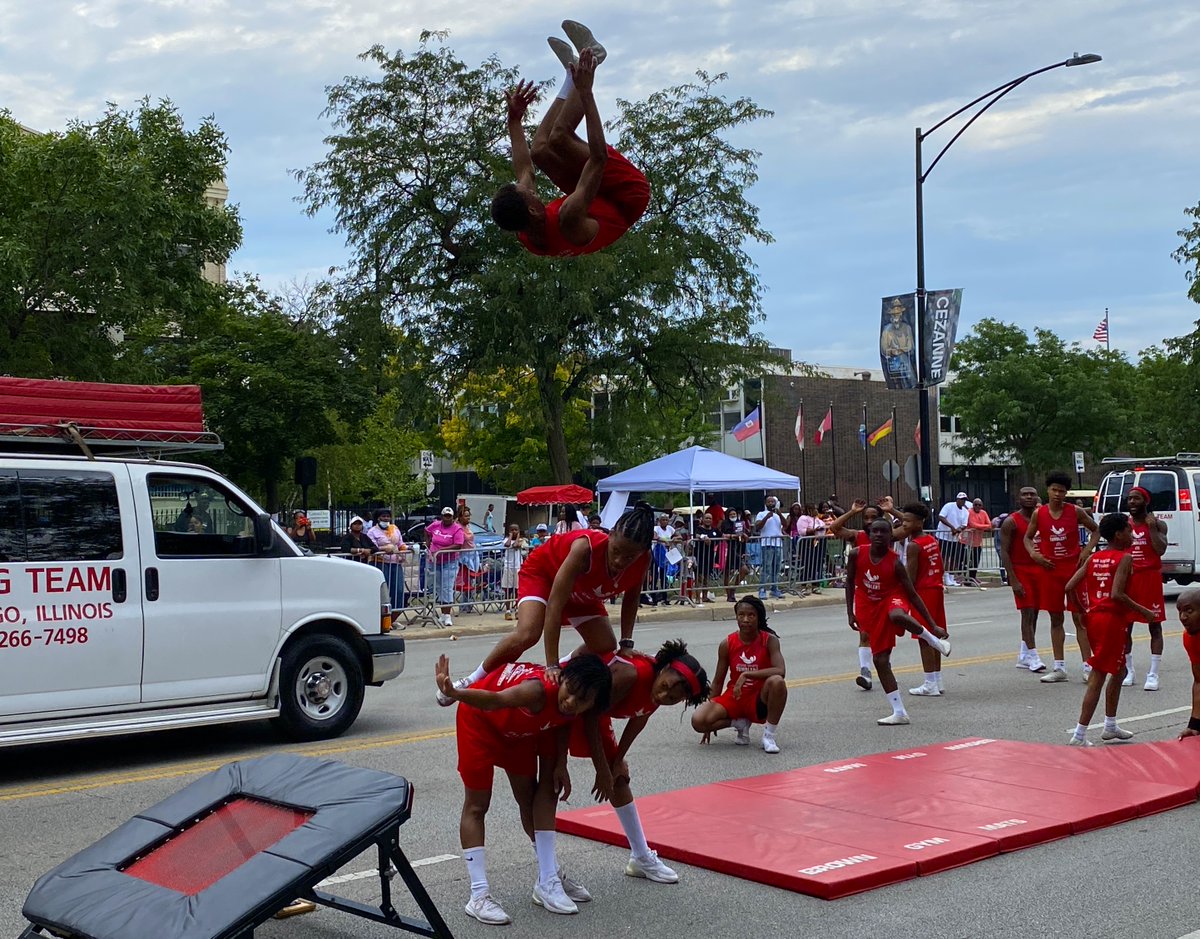 CubsCharities's tweet photo. The @Cubs were proud to sponsor the 93rd Anniversary #BudBillikenParade! #Bud90 #BudReady https://t.co/Bh8SxOmZWZ