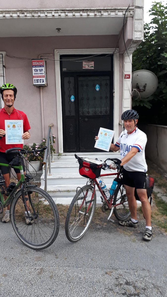 We hebben het dus écht gedaan hè! Hier is het certificaat. Gisteren officieel in ontvangst genomen. Weliswaar 55km vóór de finish, en het is het certificaat van de wandelroute. But who cares. 😄