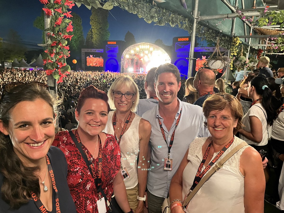 heimgartnerstef's tweet photo. Parteiübergreifend am @Heitere Open Air 🎶🎤
Zusammen mit den Nationalratskolleginnen Ida Glanzmann (@idamicha) @RuthHumbel, @marionnasch Marionna Schlatter und Nationalrat @larsguggisberg
Für einmal war ich noch eingemittet in der Mitte 😄
#heitere #openair @Hecht_Band https://t.co/QMOdym5BS0