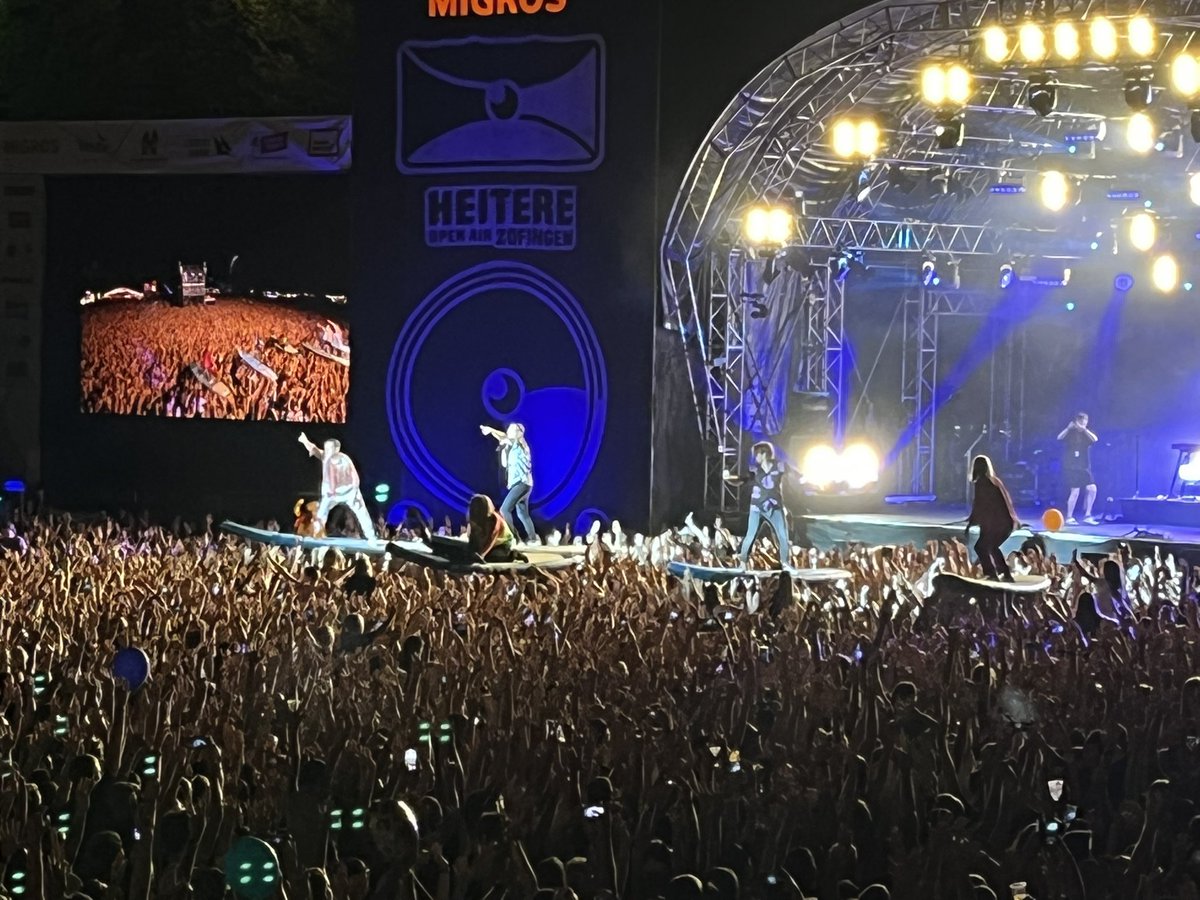 heimgartnerstef's tweet photo. Parteiübergreifend am @Heitere Open Air 🎶🎤
Zusammen mit den Nationalratskolleginnen Ida Glanzmann (@idamicha) @RuthHumbel, @marionnasch Marionna Schlatter und Nationalrat @larsguggisberg
Für einmal war ich noch eingemittet in der Mitte 😄
#heitere #openair @Hecht_Band https://t.co/QMOdym5BS0
