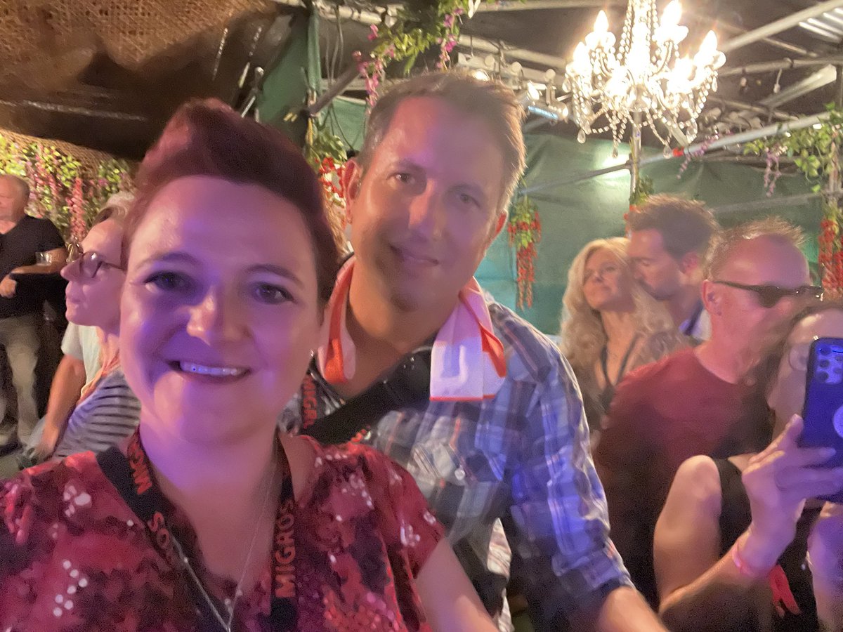 heimgartnerstef's tweet photo. Parteiübergreifend am @Heitere Open Air 🎶🎤
Zusammen mit den Nationalratskolleginnen Ida Glanzmann (@idamicha) @RuthHumbel, @marionnasch Marionna Schlatter und Nationalrat @larsguggisberg
Für einmal war ich noch eingemittet in der Mitte 😄
#heitere #openair @Hecht_Band https://t.co/QMOdym5BS0