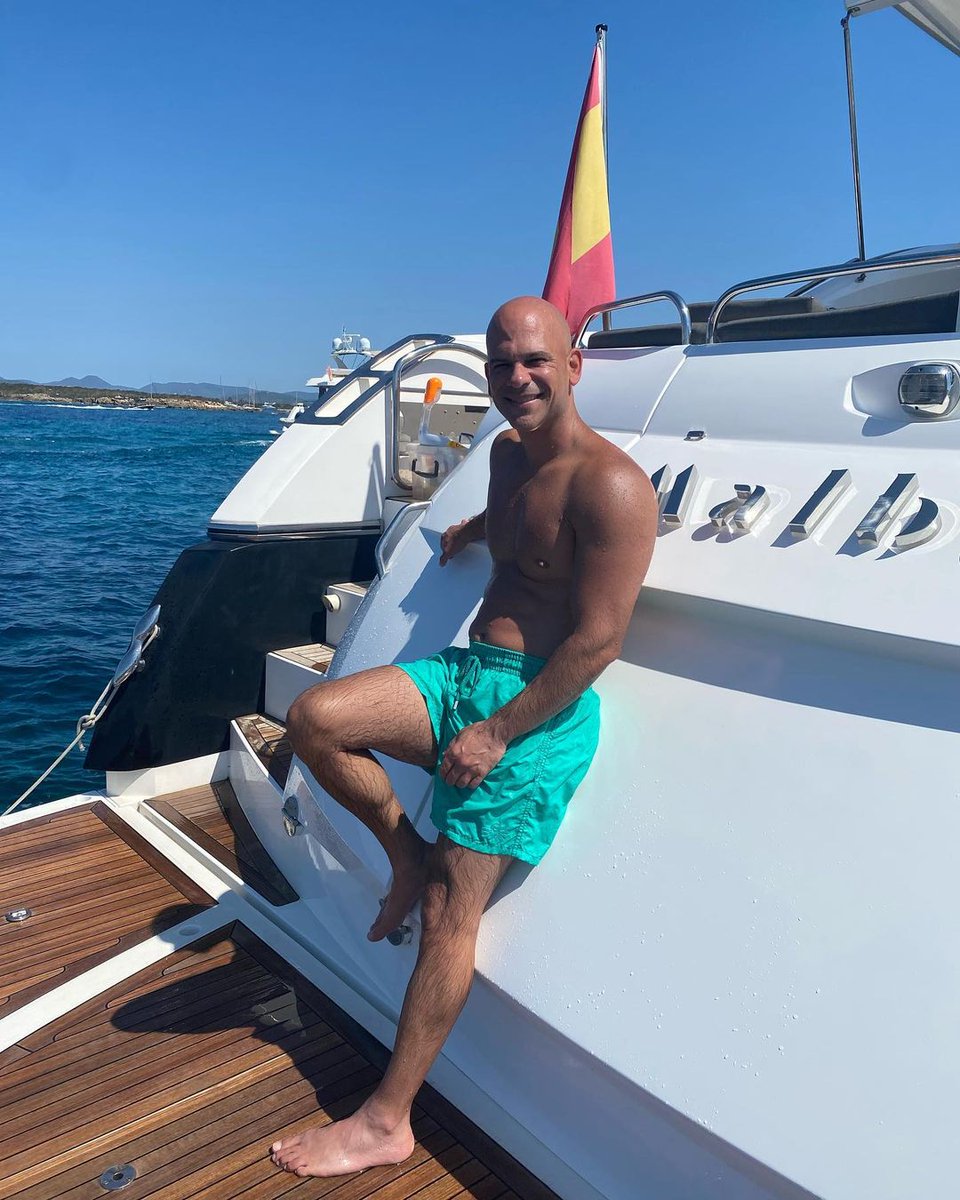 despiertamerica's tweet photo. El @drjuanjr disfrutando sus vacaciones en España junto a su familia. 😎 🇪🇸 https://t.co/EGYffa7yzA