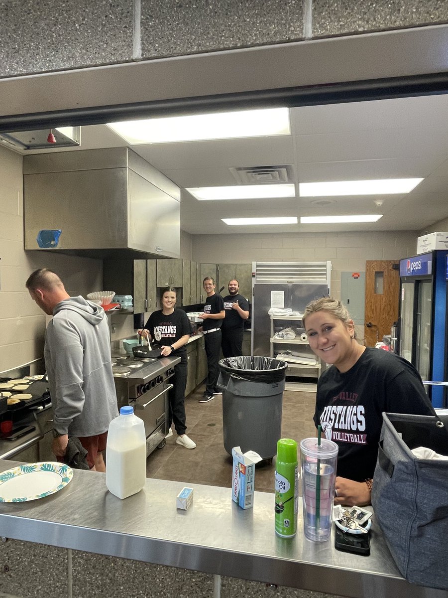 TVMustangsVB's tweet photo. Our team enjoyed a family breakfast this morning with one of our biggest fans, DUKE!  #familybonding #breakfastofchampions https://t.co/MXqoJIwiMv