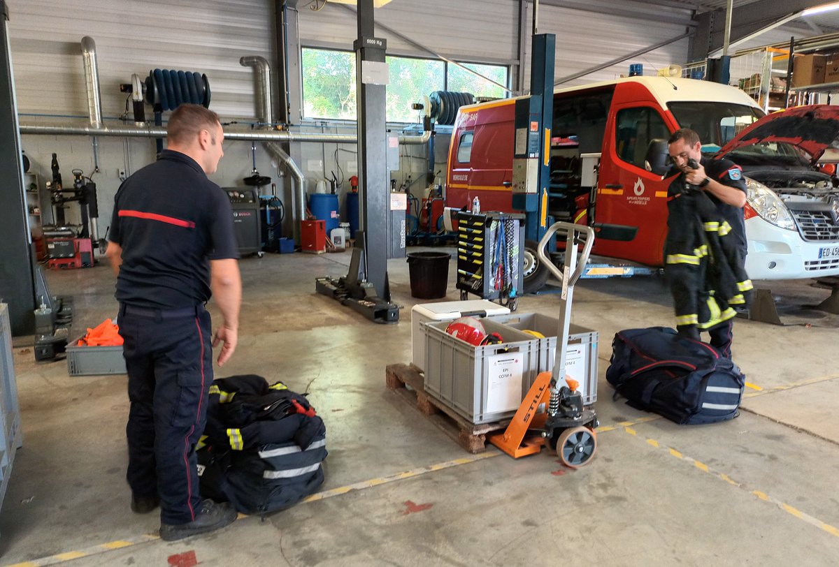 SDIS57's tweet photo. #RenfortsFDF🔥🚒
Départ de la #CSTL ce soir du module mosellan de renfort zonal - Colonne Charlie composée de différents CCF de la zone Est - engagé au profit du SDIS88 pour un feu qui a débuté vers 16h.
Merci à nos SP pour leur mobilisation et bon courage.
Photos: SDIS57 DR https://t.co/AM9ru3iSpO