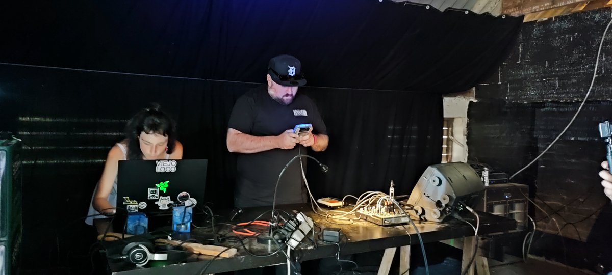 PainPerdu8bit's tweet photo. #CHIPWRECKED 2022 DAY 3, who else but @DaimonChip from Italy to keep the volume up after this? Crunchy, snarly, screechy GB tunes is where it's at.
On visuals, the incredible @solquemal, all the way from Argentina!! https://t.co/ns61zl5Eef