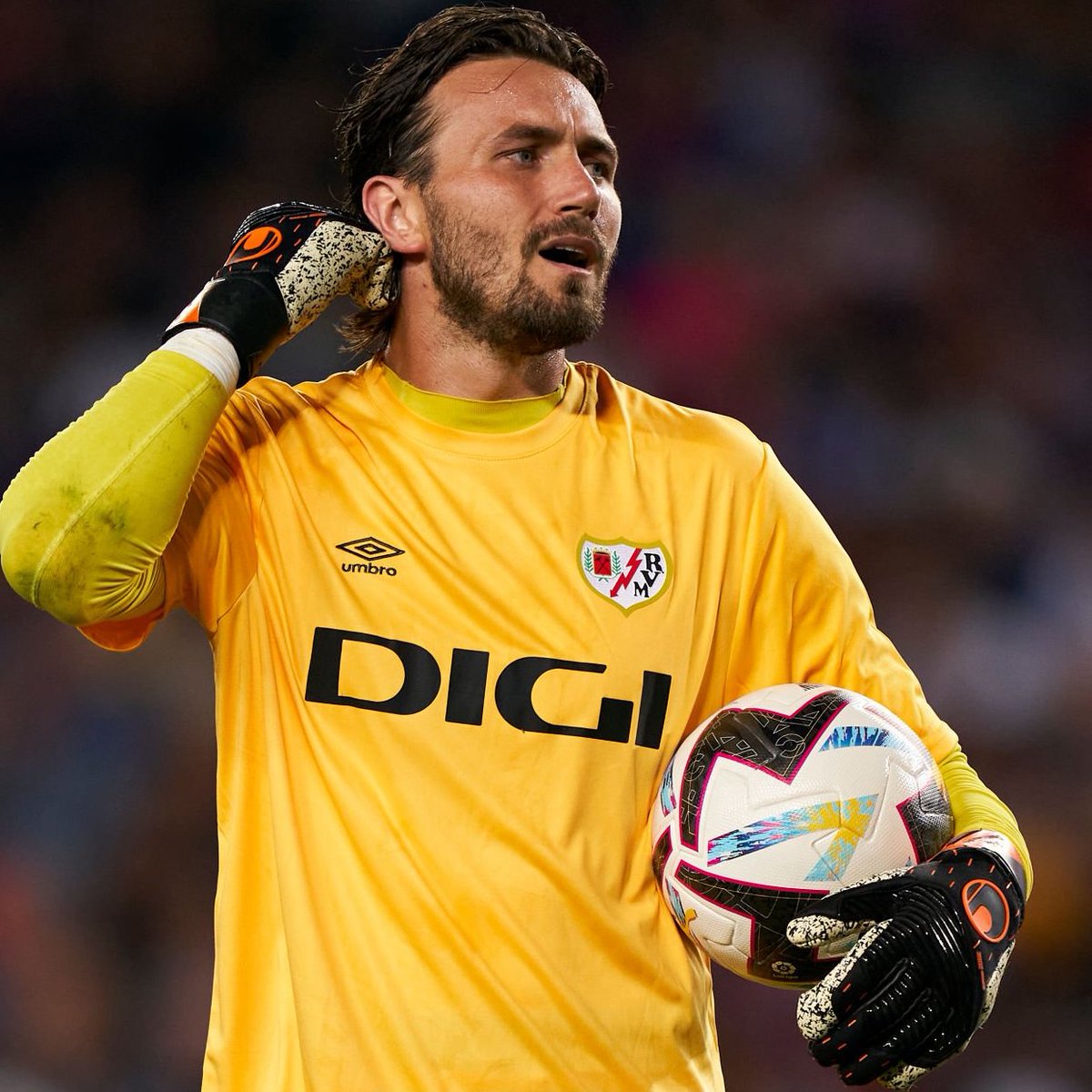 ⚠️ | QUICK STAT

Stole Dimitrievski has now saved each of last 10 shots he faced against Barcelona since the start of the 2021/22 LaLiga campaign.

After two clean sheets last season, Rayo Vallecano's GK produced another impressive display at Camp Nou tonight. 👏👏

#BarcaRayo
