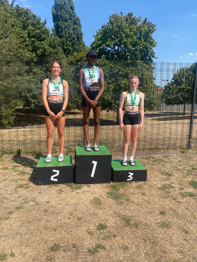 Well done to Issy winning a bronze🥉 in U15 200m at MCAA championships. Well done to all the athletes competing in such hot weather <a href="/YateAC/">Yate AC</a> 🥵