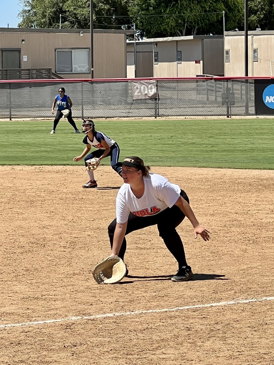 CoachTonyUCLA's tweet photo. Big fan!! 🥎 #GoBella #EliteCamp https://t.co/2e1a96EvOk