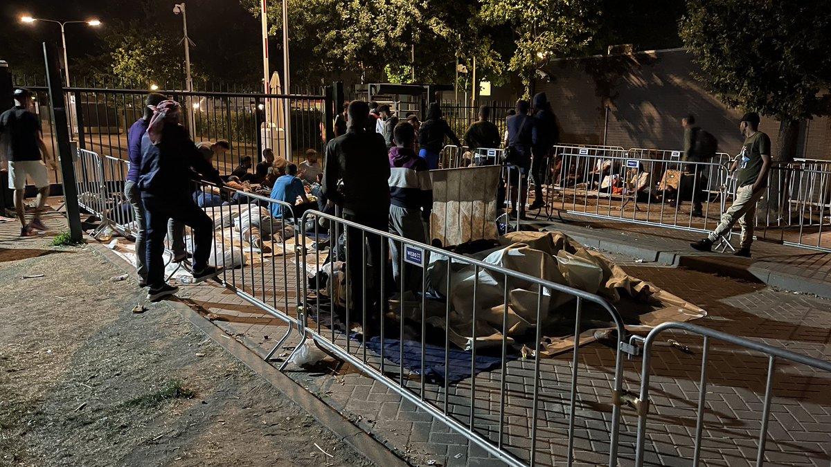 martindrent's tweet photo. Meerdere kinderen slapen op dit moment buiten bij het aanmeldcentrum in Ter Apel. Ik tel ruim 200 asielzoekers die onder de luifels of onder een boom de nacht gaan doorbrengen. Volgens het COA is het lastig te zeggen of ze vrijwillig of verplicht buiten zijn #terapel #rtvnoord https://t.co/vIUQ6Xrcxh