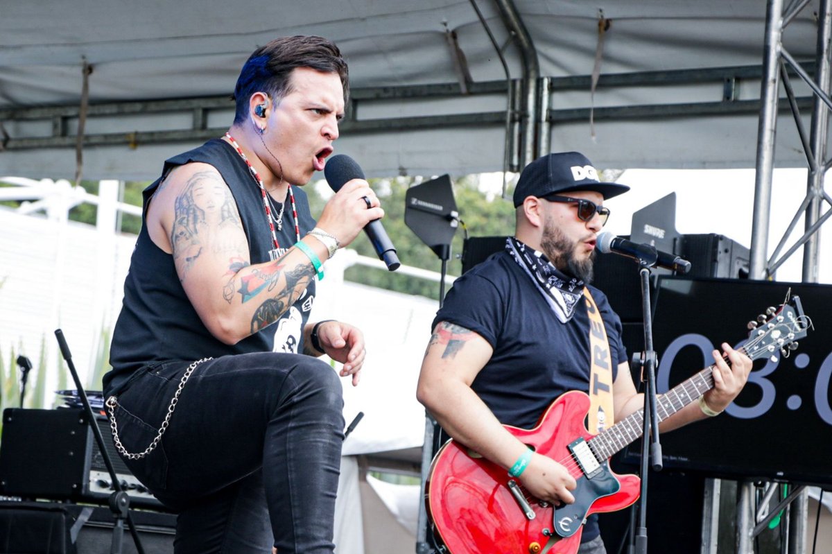 Radioacktiva_'s tweet photo. @blasdlezo y @madeiromusic ponen a vibrar al público a esta hora en el Parque Salitre Mágico de Bogotá en el marco del #DíaDeRock. 🤘🎸 https://t.co/q5SEF2oLoi
