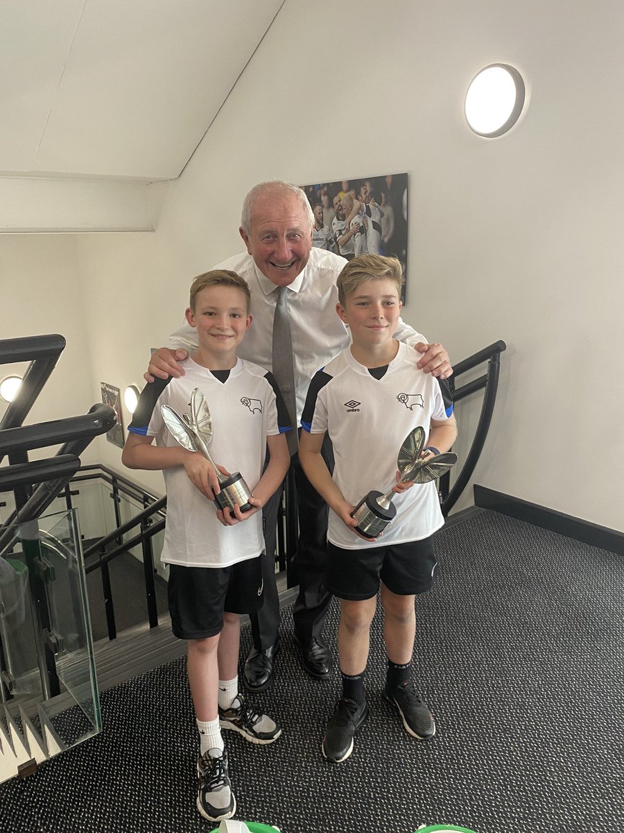 monkeykez's tweet image. Another ground done today for Hughie and Freddie’s 100 ground challenge  8/100 @dcfcofficial and what a reception they received at half time from every corner of the ground! The @dcfcofficial and @BarnsleyFC fans were magnificent! 👏🏻👏🏻 🤍🖤#cancerhasnocolours