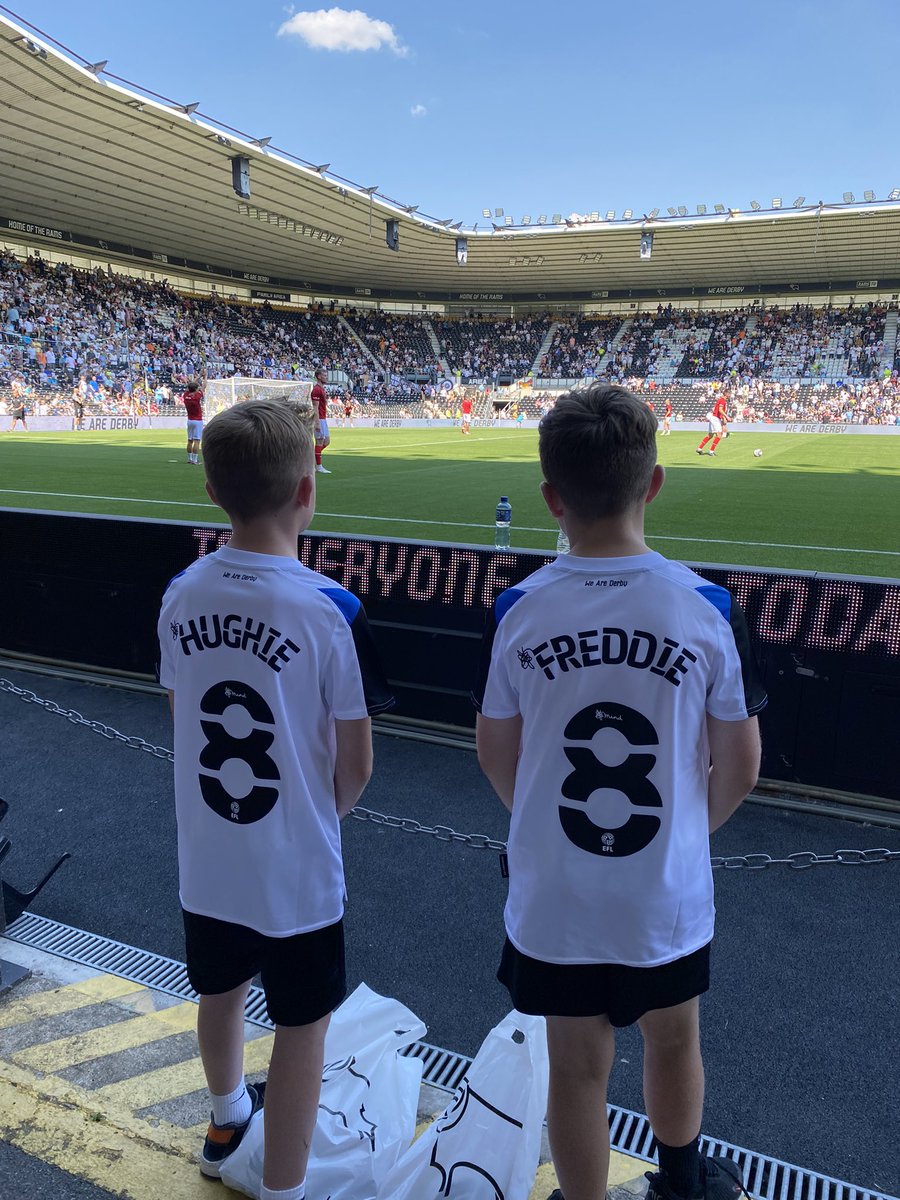 monkeykez's tweet image. Another ground done today for Hughie and Freddie’s 100 ground challenge  8/100 @dcfcofficial and what a reception they received at half time from every corner of the ground! The @dcfcofficial and @BarnsleyFC fans were magnificent! 👏🏻👏🏻 🤍🖤#cancerhasnocolours
