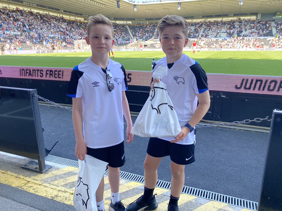 monkeykez's tweet image. Another ground done today for Hughie and Freddie’s 100 ground challenge  8/100 @dcfcofficial and what a reception they received at half time from every corner of the ground! The @dcfcofficial and @BarnsleyFC fans were magnificent! 👏🏻👏🏻 🤍🖤#cancerhasnocolours