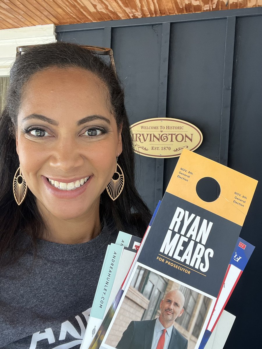 AndreaHunley_IN's tweet photo. 🚪 We joined @ryanmearsindy to canvass today and connected with 200+ voters. 🗳 

Folks are fired up 🔥 and ready to show up at the polls in November. Want to join #TeamHunley? https://t.co/sryGbOMq07 https://t.co/DqxmS1w2Zw