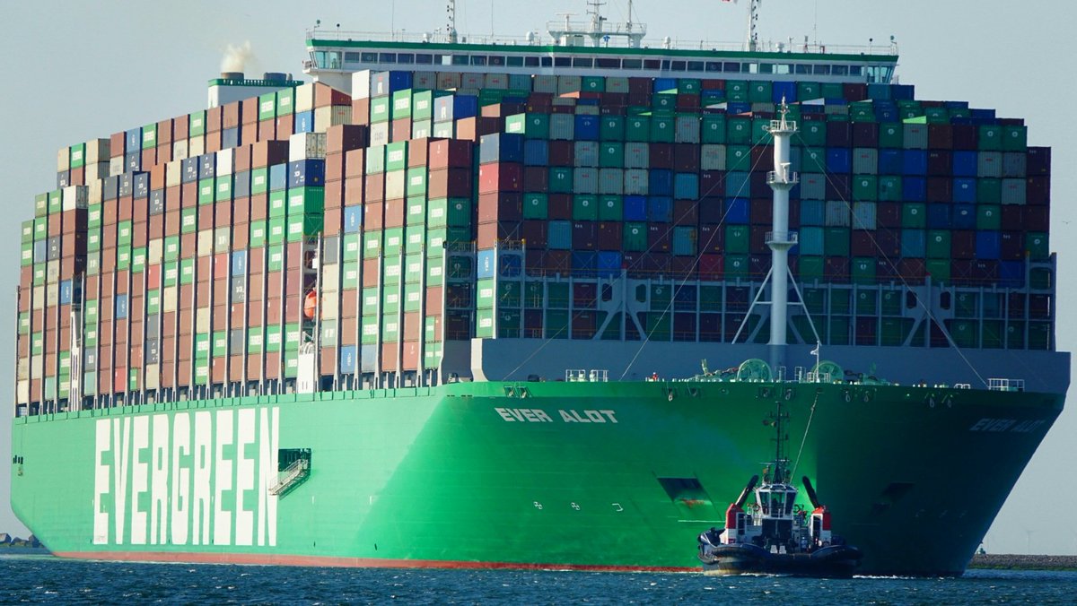 portries's tweet photo. A lot of containers! Inbound the biggest containership of the world in #Port of #Rotterdam #EverAlot #Evergreen https://t.co/sg9pCedaEJ