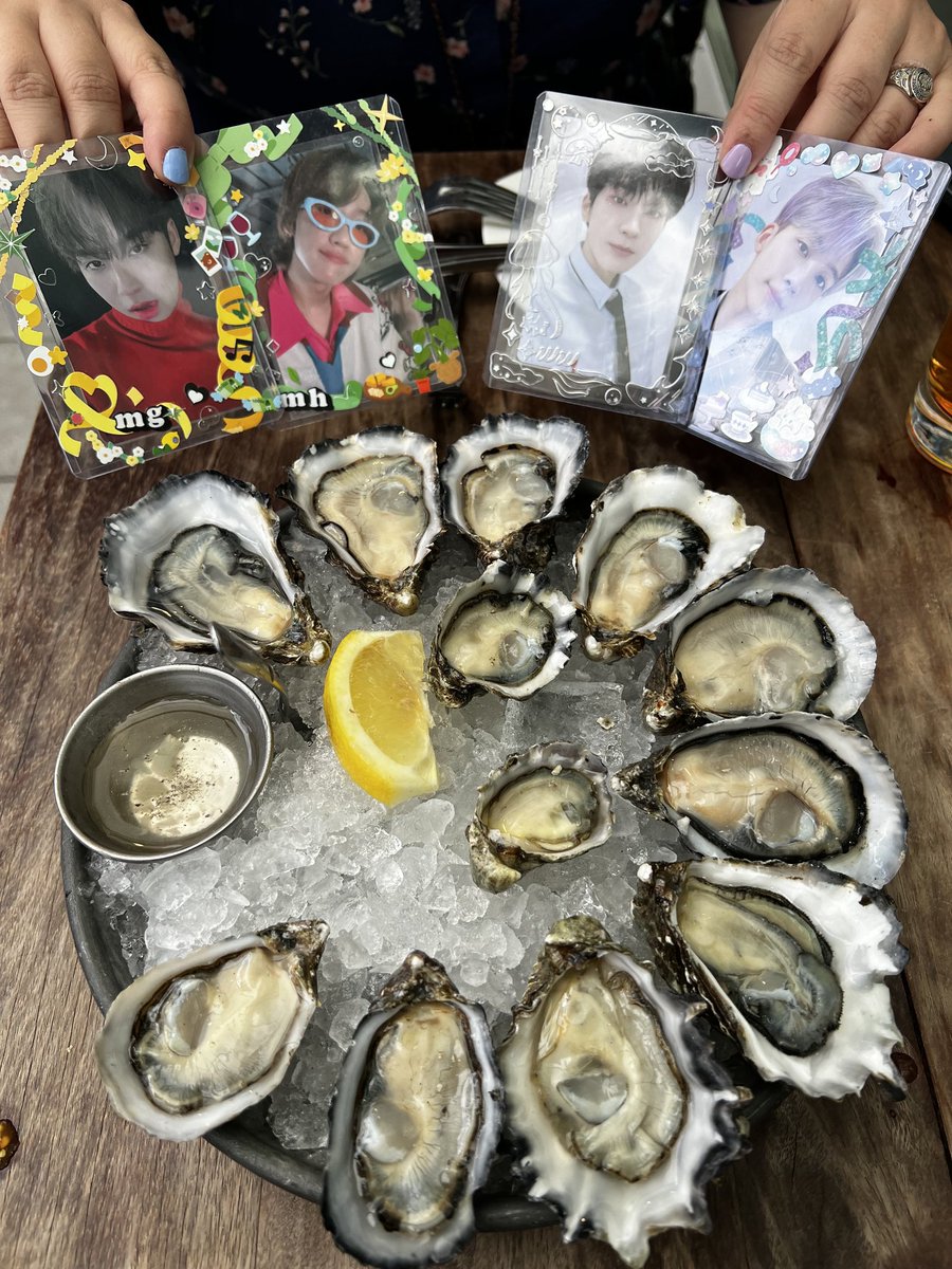 wantei8ht's tweet photo. 너누님 지인이 추천해주신 #TaylorShellfishFarms 토마토 수박 샐러드 (정말...아 진짜 여름 샐러드의 모든 것)와 굴! 굴!!! 흑맥주와 딸기바질 사이더. 

#정한아_마니머거여ㅎㅎ 
#원우야_여기_테이스티
#THE_ATE
#민규라고치고_디너쇼해도돼 https://t.co/nx0dTDO9ZK