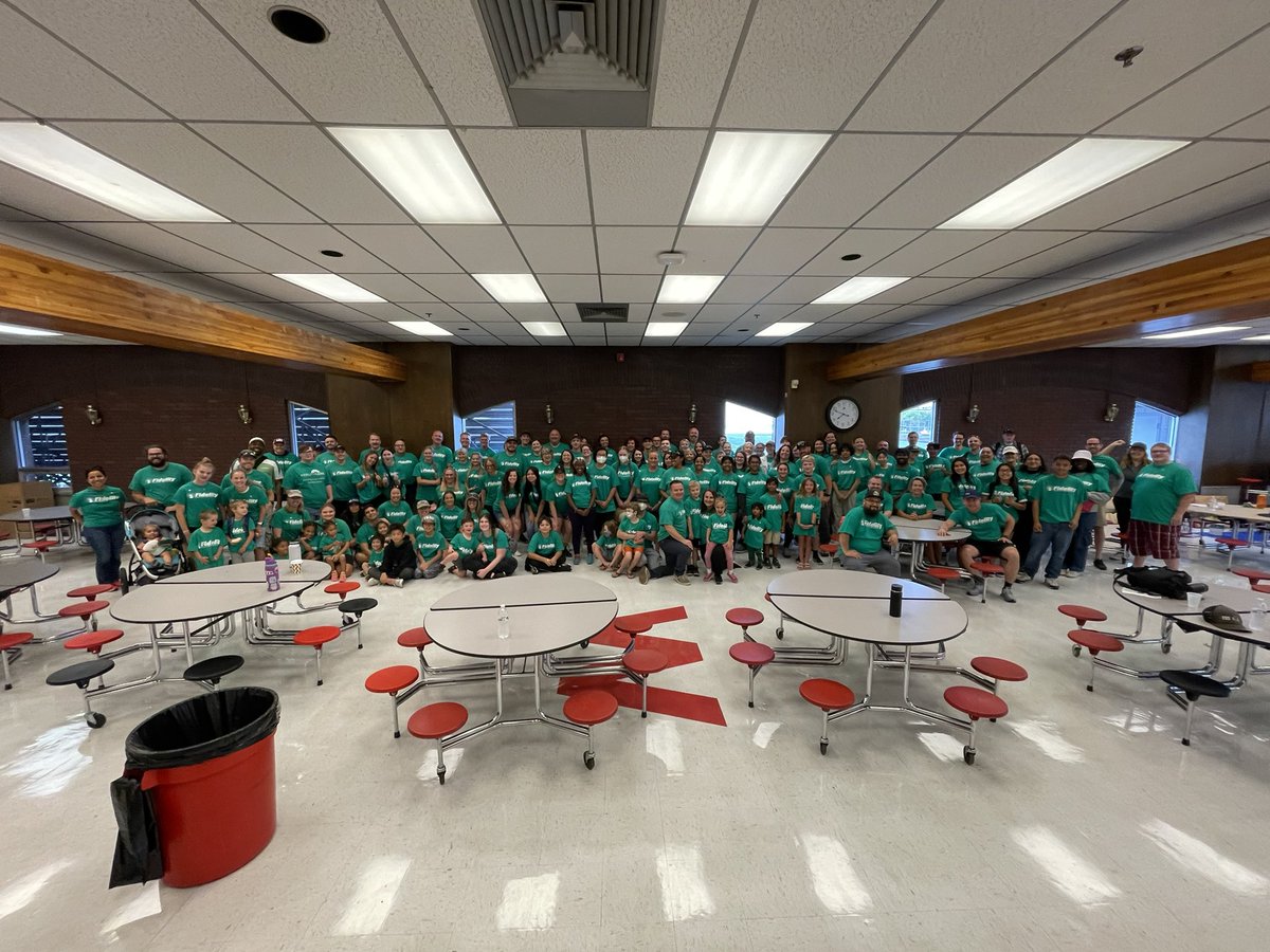 BenBrownSLC's tweet photo. It amazing to me what 100+ #FidelityAssociate volunteers can accomplish on a Saturday 🙏❤️
THANK YOU to our amazing volunteers and partners @HandsOnPHX for helping us give back to the @WestHighSLC community! #FidelityCares #FidelityUT https://t.co/b9Rifypzum